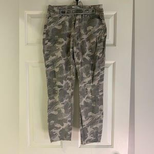 Camo cropped pants